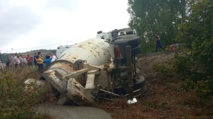 Zonguldak'da üzerine beton mikser devrilen sürücü hayatını kaybetti