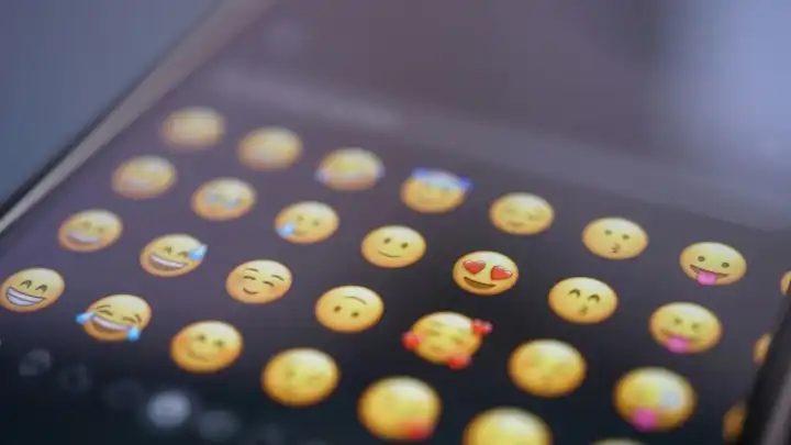 Coldplay skandalı sonrası dedektiften şoke eden uyarı: Aldatmanın yeni yolu "Emojiler"!