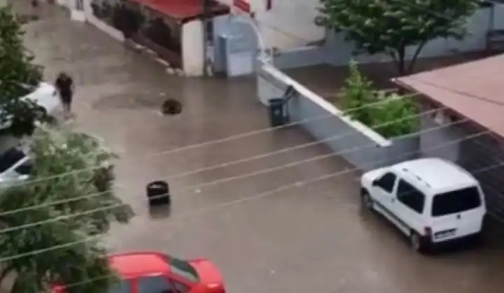 Denizli’de sağanak hayatı felç etti: Rögar taştı, ev ve iş yerlerini su bastı