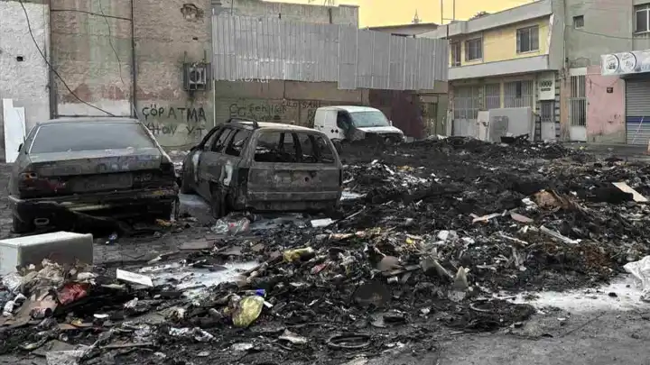 İzmir’de aynı çöp alanında 3 gün arayla ikinci yangın: 6 araç zarar gördü