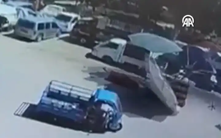 İzmir’de pazar şemsiyesi hamile kadın ve çocuğunun üzerine devrildi