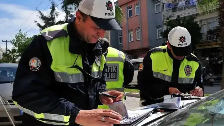 İzmir'de polisten kaçarken tıra çarptı: 69 bin lira ceza yedi!