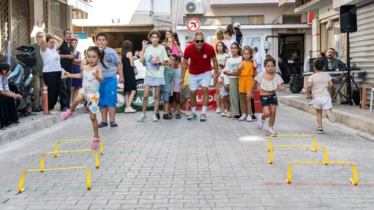 Karşıyaka Belediyesi’nin sürdürdüğü sokak oyunları devam ediyor!