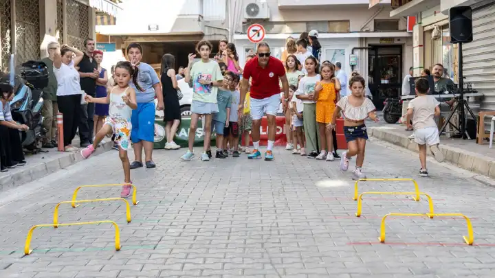 Karşıyaka Belediyesi’nin sürdürdüğü sokak oyunları devam ediyor!