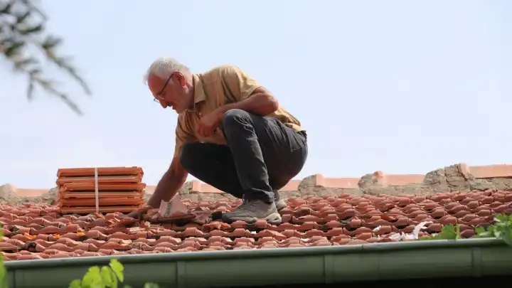 Kayseri'de eğitim roketi evin çatısına düştü!