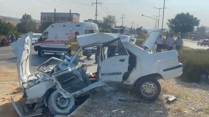 Manisa’da kaza: Yolcu otobüsüyle otomobil çarpıştı, karı koca hayatını kaybetti