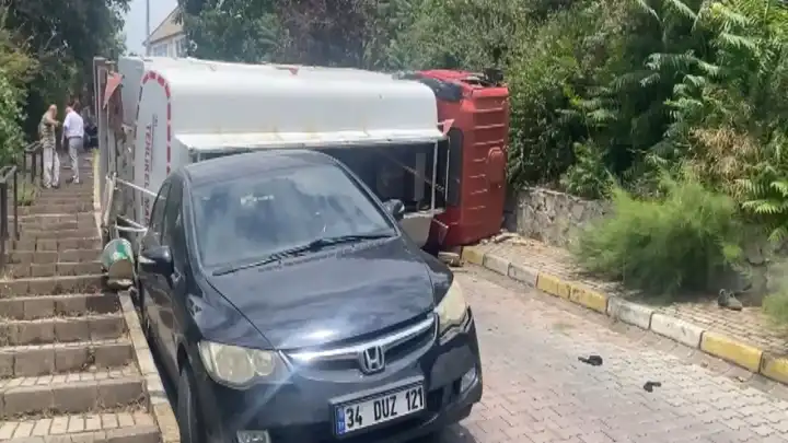Üsküdar'da facia: Akaryakıt tankeri devrildi!