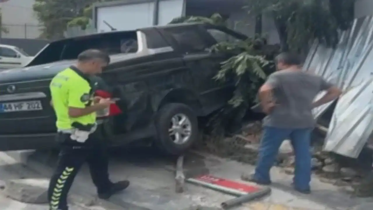Bağcılar’da pikap kontrolden çıktı, işçilerin kaldığı konteynere çarptı