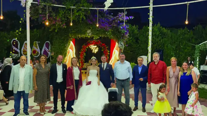 Gazi ve Gaye hayatlarını birleştirdi: Görkemli bir düğünle "Evet" dediler