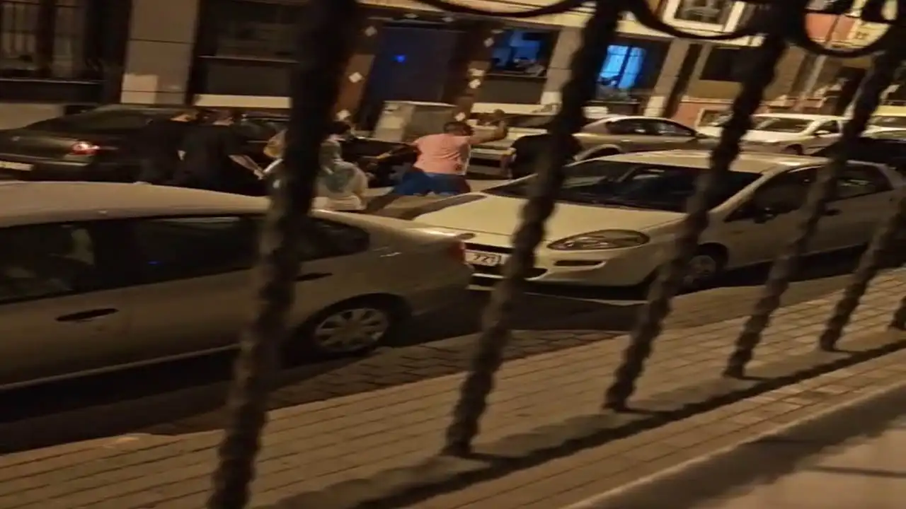 İstanbul’da sokak ortasında çocuklara tokat! Mahalleli müdahale etti