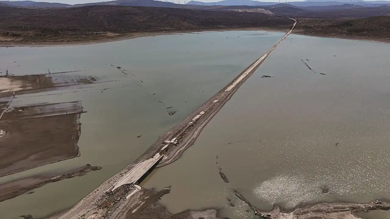İzmir'de susuzluğun fotoğrafı çekildi: Eski İzmir-Çeşme kara yolu ortaya çıktı