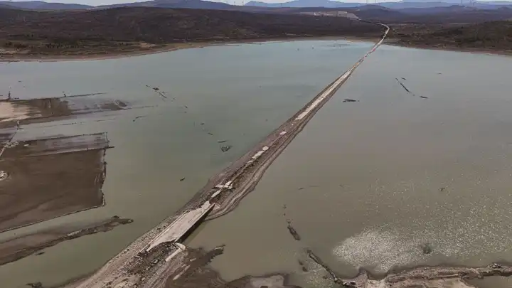 İzmir'de susuzluğun fotoğrafı çekildi: Eski İzmir-Çeşme kara yolu ortaya çıktı