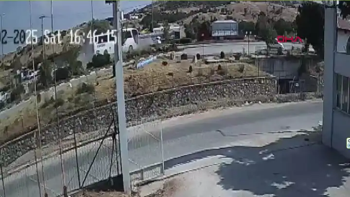 Manisa'da feci kaza: Otomobil ile yolcu otobüsü çarpıştı, 2 kişi hayatını kaybetti