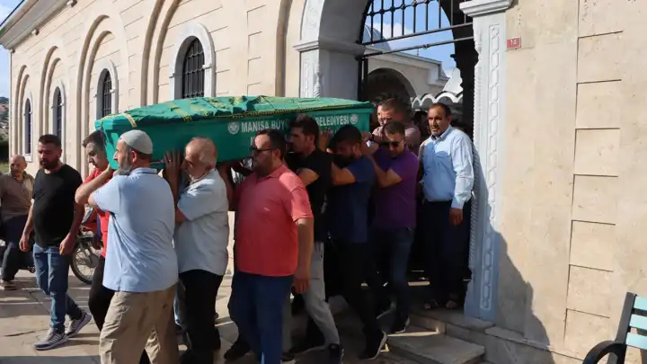 Manisa'da kazada ölen çift toprağa verildi