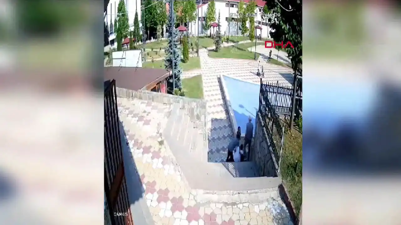 Parkta uygunsuz hareketler sergileyen çifti uyaran muhtar, uyardığı kişi tarafından bıçaklandı