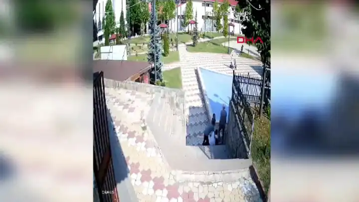Parkta uygunsuz hareketler sergileyen çifti uyaran muhtar, uyardığı kişi tarafından bıçaklandı