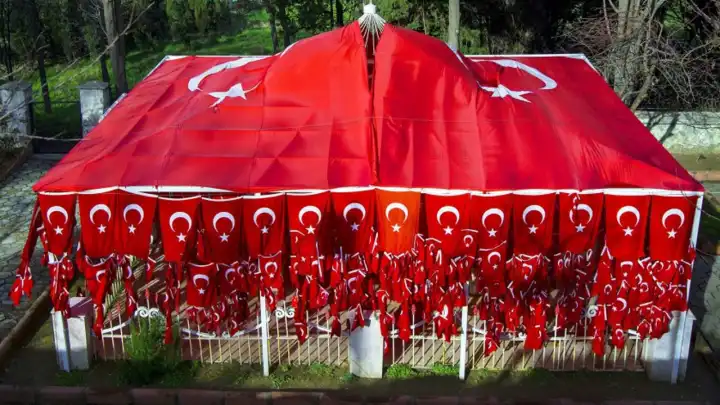 Bayraklı Baba Türbesi