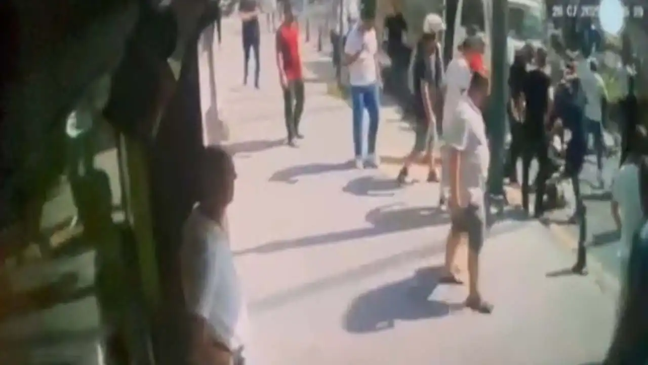 Kağıthane’de esnaflar, yolu kapatan nakliyeciyi dövdü