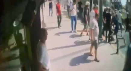 Kağıthane’de esnaflar, yolu kapatan nakliyeciyi dövdü