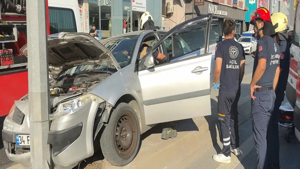 Avcılar’da otomobil refüje çıktı, direğe çarptı: Sürücü yaralı