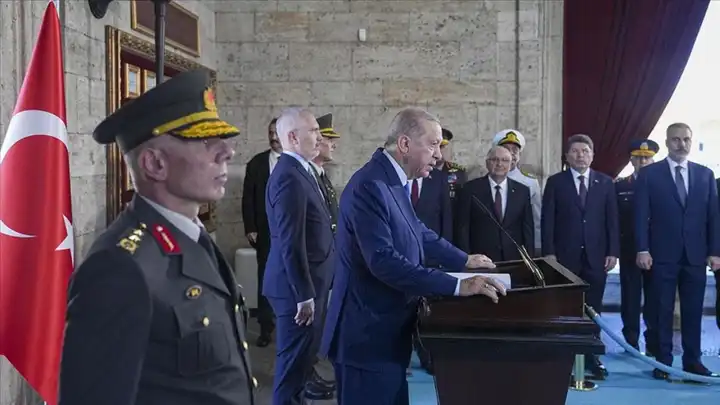Cumhurbaşkanı Erdoğan Anıtkabir’de: Milletimizin istikbalini güvenceye alacak tarihi adımlar atıyoruz