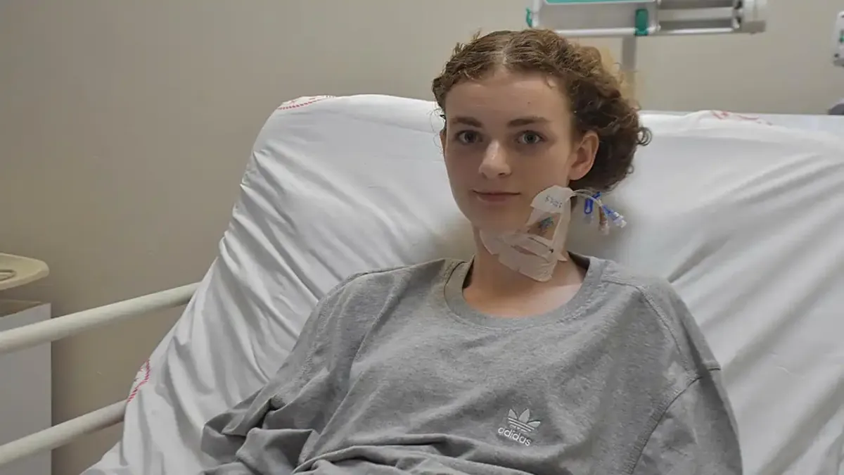 Didim’de bayılan İngiliz Emma, İzmir'de dondurma tedavisi ile hayata döndü haberinin görseli