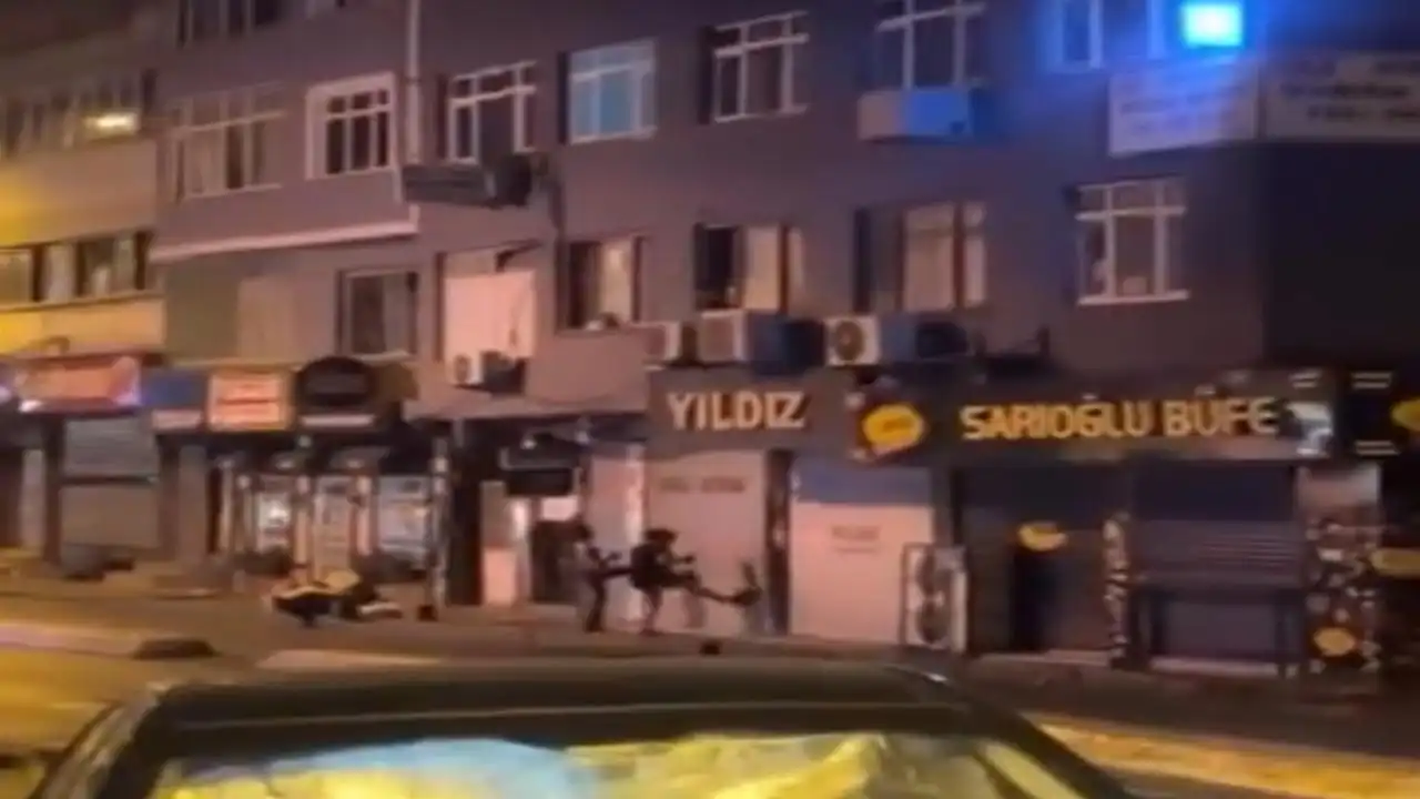Tamir ettirdiği telefon yeniden kırılınca telefoncuyu bastı, kepenkleri tekmeledi