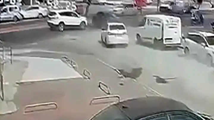 Adana’da ‘Dur’ ihtarına uymayan uyuşturucu ticareti şüphelisi, sivil polise çarpınca yakalandı
