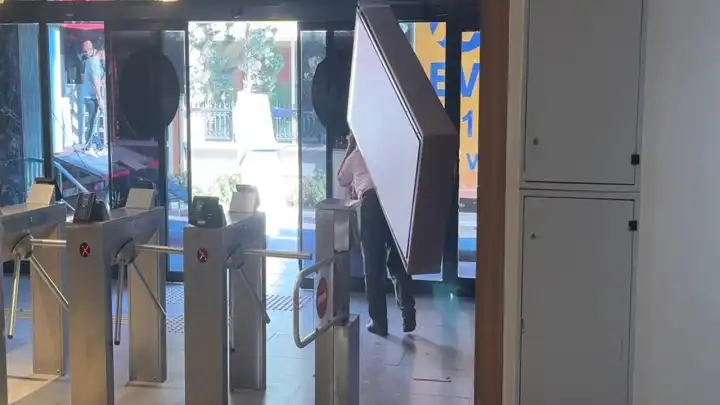 Avcılar'daki öğrenci yurdunda tahliye davasını kaybeden firma, yurttaki eşyaları kaçırmaya çalıştı