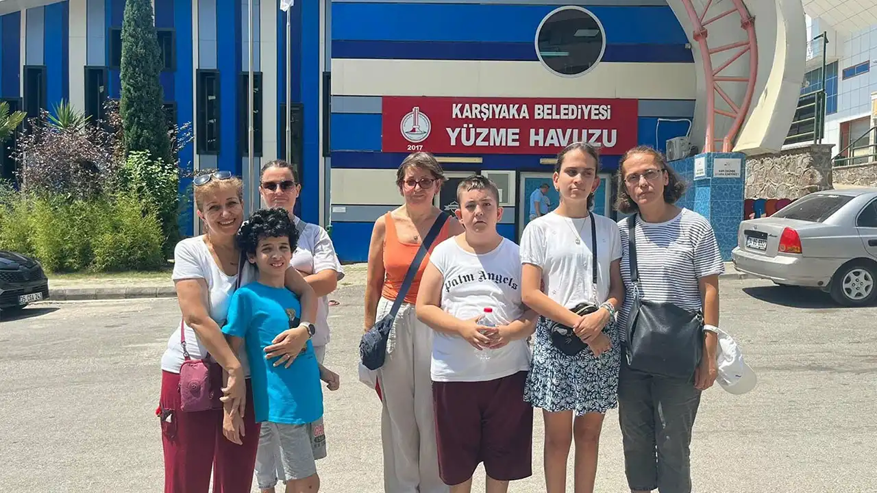 Karşıyaka Belediyesi Yüzme Havuzu'nda otizmli çocukların yüzme dersinin iptali tepkilere neden oldu