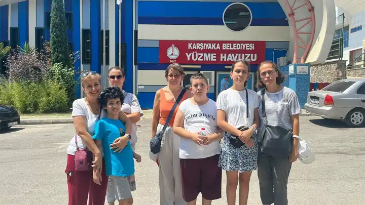 Karşıyaka Belediyesi Yüzme Havuzu'nda otizmli çocukların yüzme dersinin iptali tepkilere neden oldu