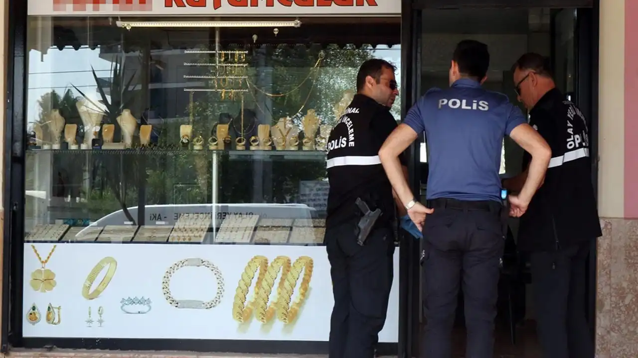 Kuyumcuyu bıçakla tehdit ederek 600 bin TL’lik altın çalan soyguncu yakalandı