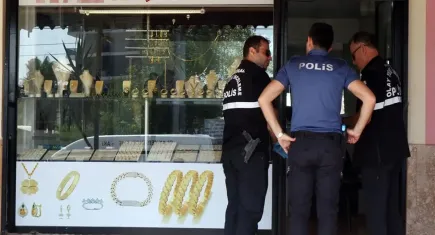 Kuyumcuyu bıçakla tehdit ederek 600 bin TL’lik altın çalan soyguncu yakalandı