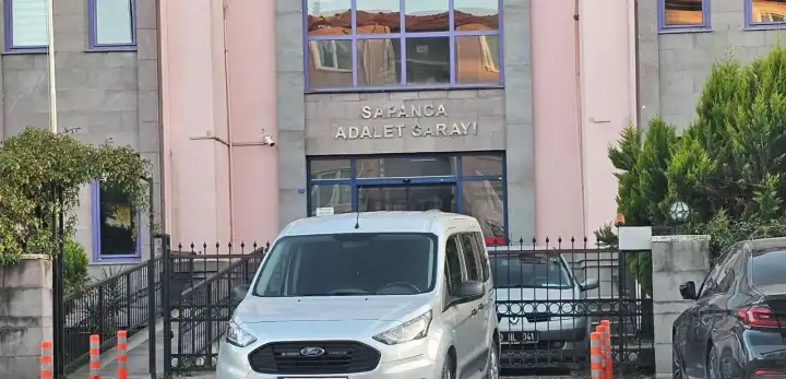 Sapanca’da gizli kamera skandalı: Sanıklar ilk kez hakim karşısında! “Ampülde gizli kamera olduğunu düşünmedim”