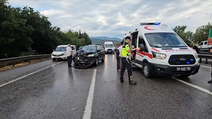 Anadolu Otoyolu'nun Sakarya kesiminde zincirleme trafik kazası: 10 kişi yaralandı