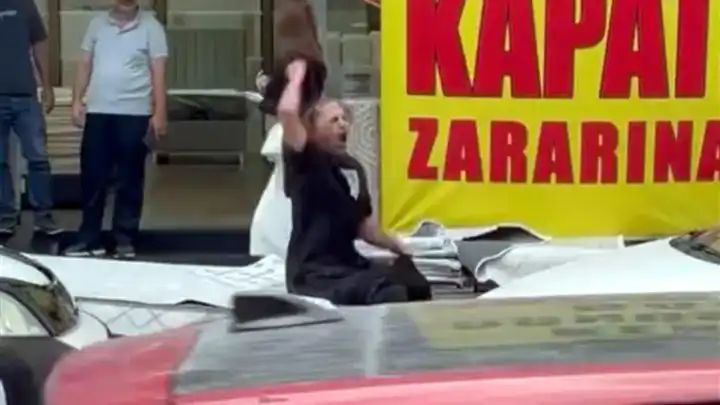 Avcılar’da sinir krizi geçirerek etrafa saldıran adam, kalabalık tarafından darp edildi