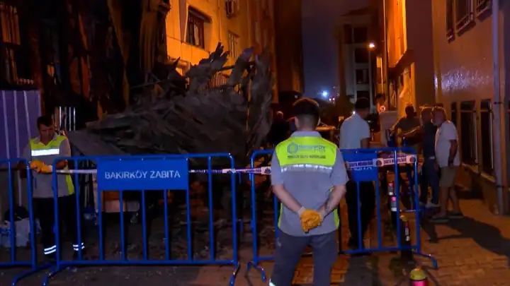 Bakırköy’de 100 yıllık tarihi ahşap bina çöktü: Sokak trafiğe kapatıldı