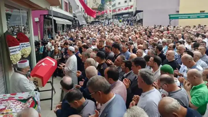 Eski Bakan Mustafa Demir Trabzon’da son yolculuğuna uğurlandı
