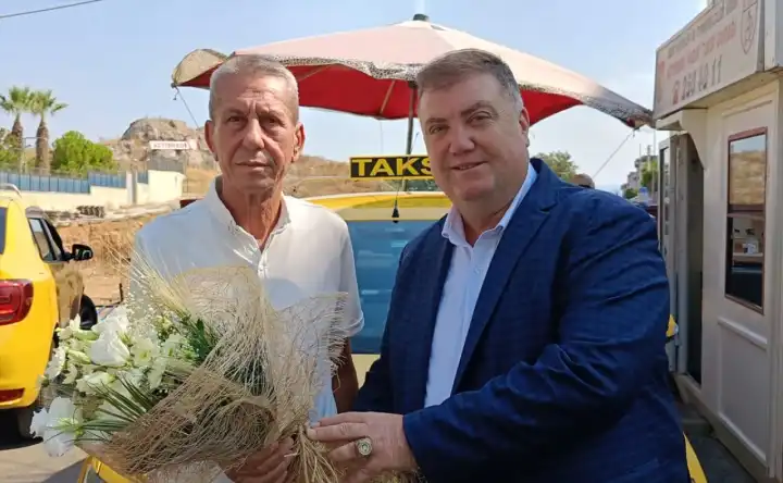 İzmir’de 45 yıldır taksicilik yapan Hüseyin Özden, bir tek trafik cezası almadan mesleğini sürdürüyor