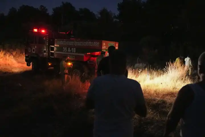 İzmir haber: Bornova’da otluk alanda başlayan yangın ormanlık alana sıçradı