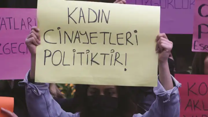 Kadın örgütünden cezasızlık tepkisi: Bu ülkede failler değil, adalet isteyenler yargılanıyor