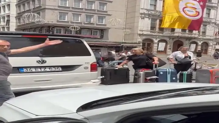 Trafikte gergin anlar: Bagaj indirme tartışması kavgaya dönüştü