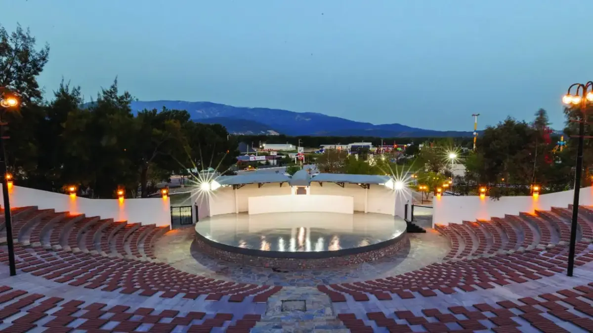 Buca Zeki-Metin Amfi Tiyatrosu yıllar sonra ilk kez seyircisiyle buluşacak haberinin görseli