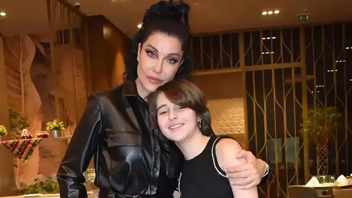 Deniz Akkaya’dan ‘ekonomi sınıfı bilet’ çıkışı: Baba müsveddesi! haberinin görseli