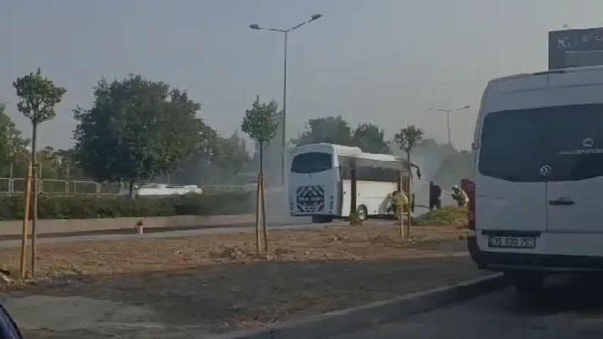 İzmir’de servis minibüsü hareket halindeyken alev alev yandı