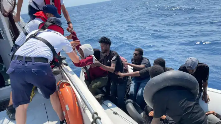 İzmir haber: Seferihisar ve Dikili açıklarında çok sayıda göçmen kurtarıldı
