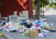 İzmir Karşıyaka'da çöpler birikti, çevreyi kötü koku sardı 