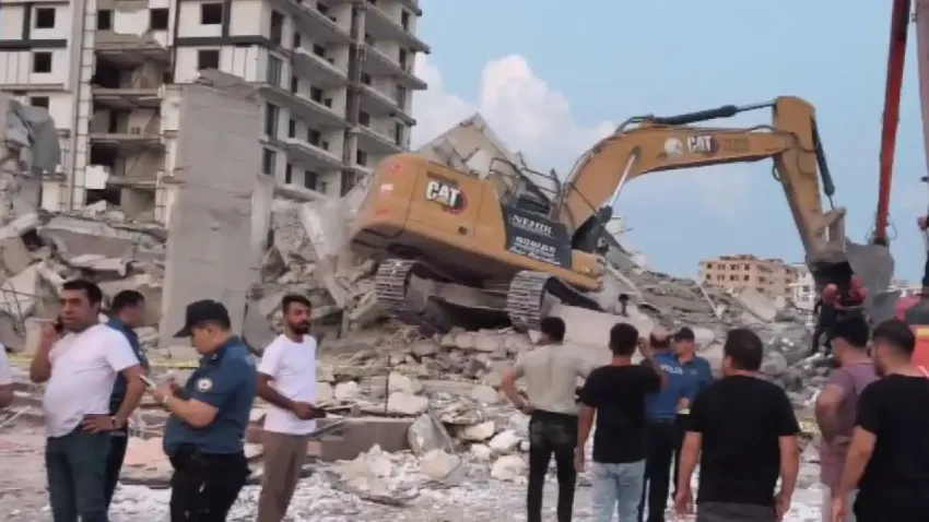 Kahramanmaraş’ta yıkım sırasında çöken binada 1 işçi göçük altında kaldı haberinin görseli
