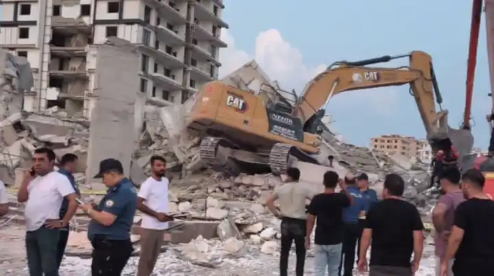Kahramanmaraş’ta yıkım sırasında çöken binada 1 işçi göçük altında kaldı