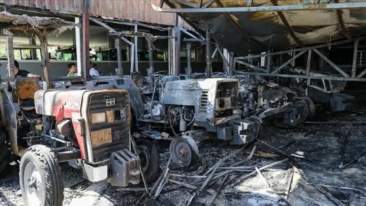 Traktörcüler Sitesi’nde gece yangını: 19 traktör ve 3 iş yeri kullanılamaz hale geldi